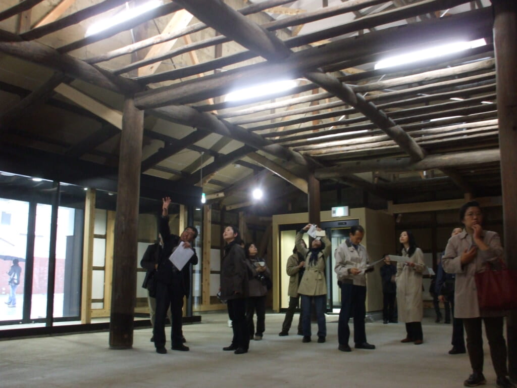 構造が露出した状態の大正蔵内部を見学