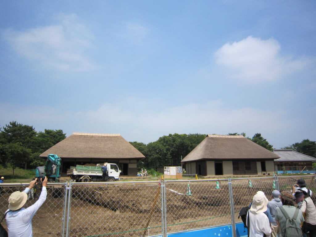ひたちなか海浜公園内に移築工事中の土肥家主屋(右)と隠居屋