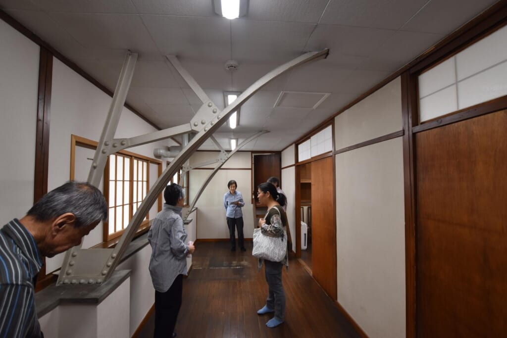 書斎棟２階部分。非公開部分。 RC造の書斎の上に鉄骨の柱を立てて増築された部分。戦火で木造部分は燃えてなくなったが、RC造の書斎棟とその上の鉄骨のみは焼け残り、その残った鉄骨を利用して戦後再建された。戦火の熱のため歪んだ鉄骨が今も残る。