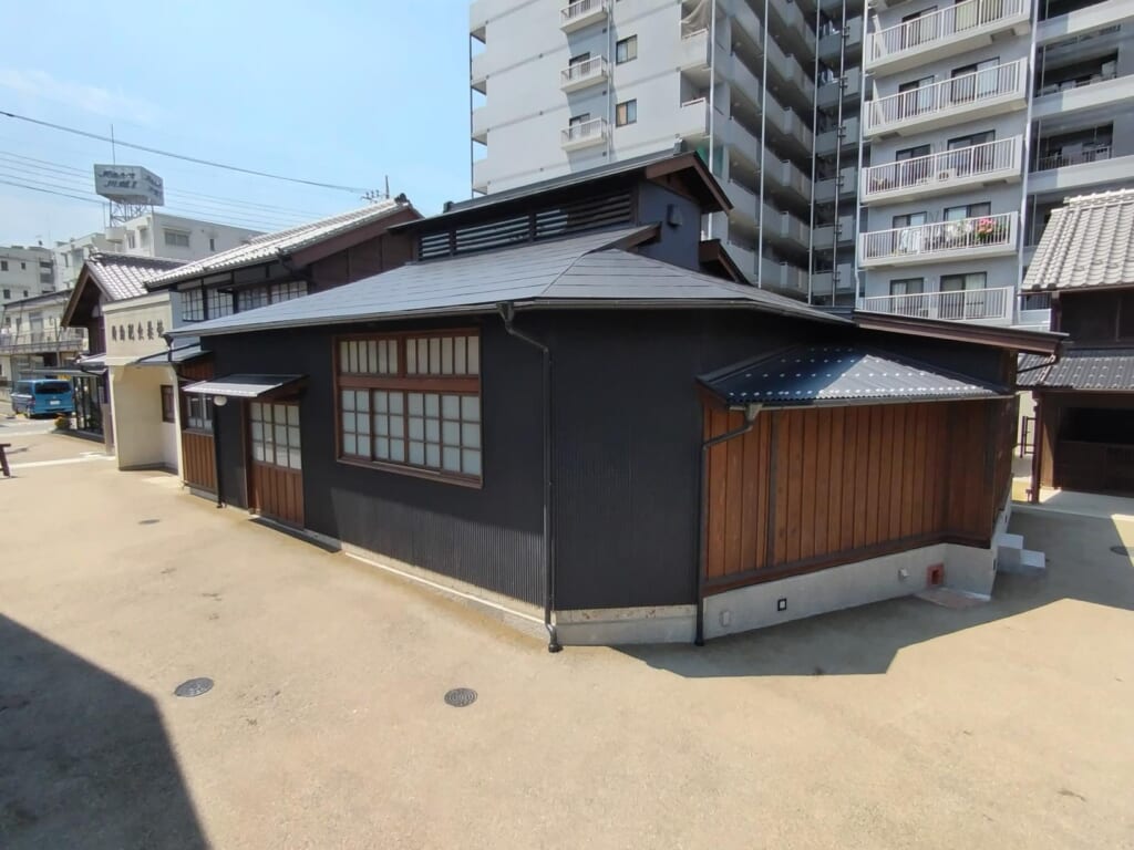 東棟前から見た炊事場正面側