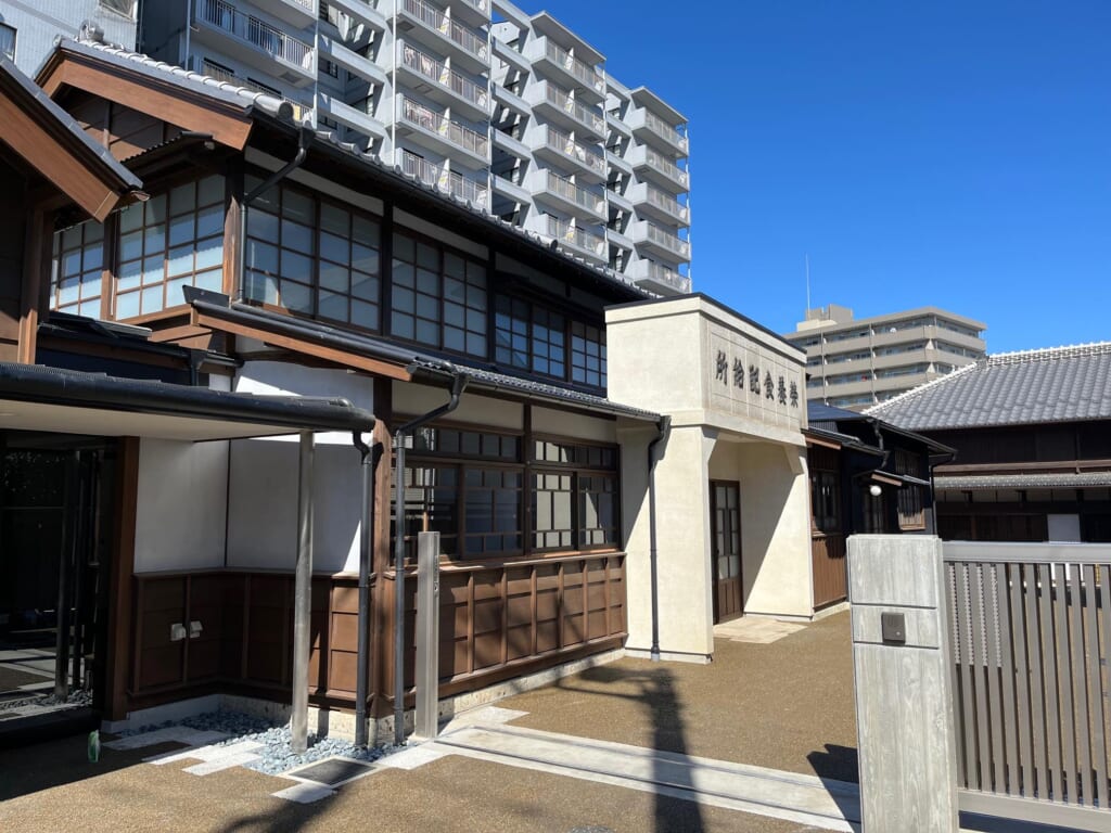 住宅の正面。洗出し仕上の看板がある