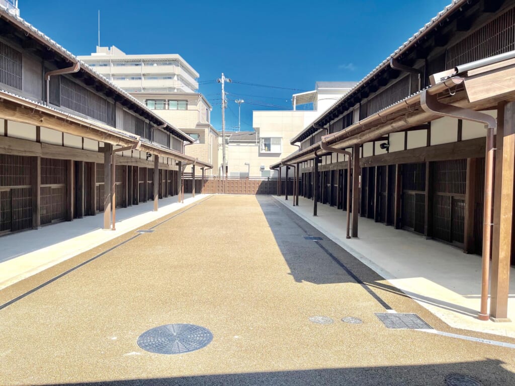 敷地奥の旧織物市場。西棟(左)と東棟(右)