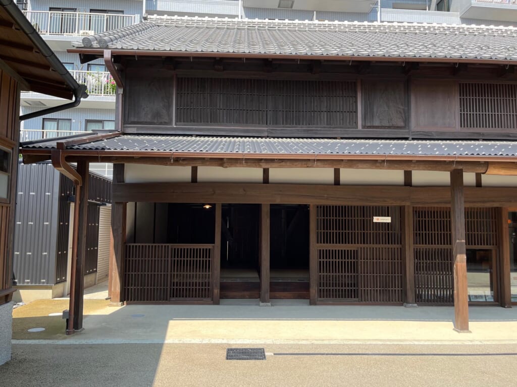 西棟南側の復原展示室正面。格子戸と板戸の二重揚戸がある