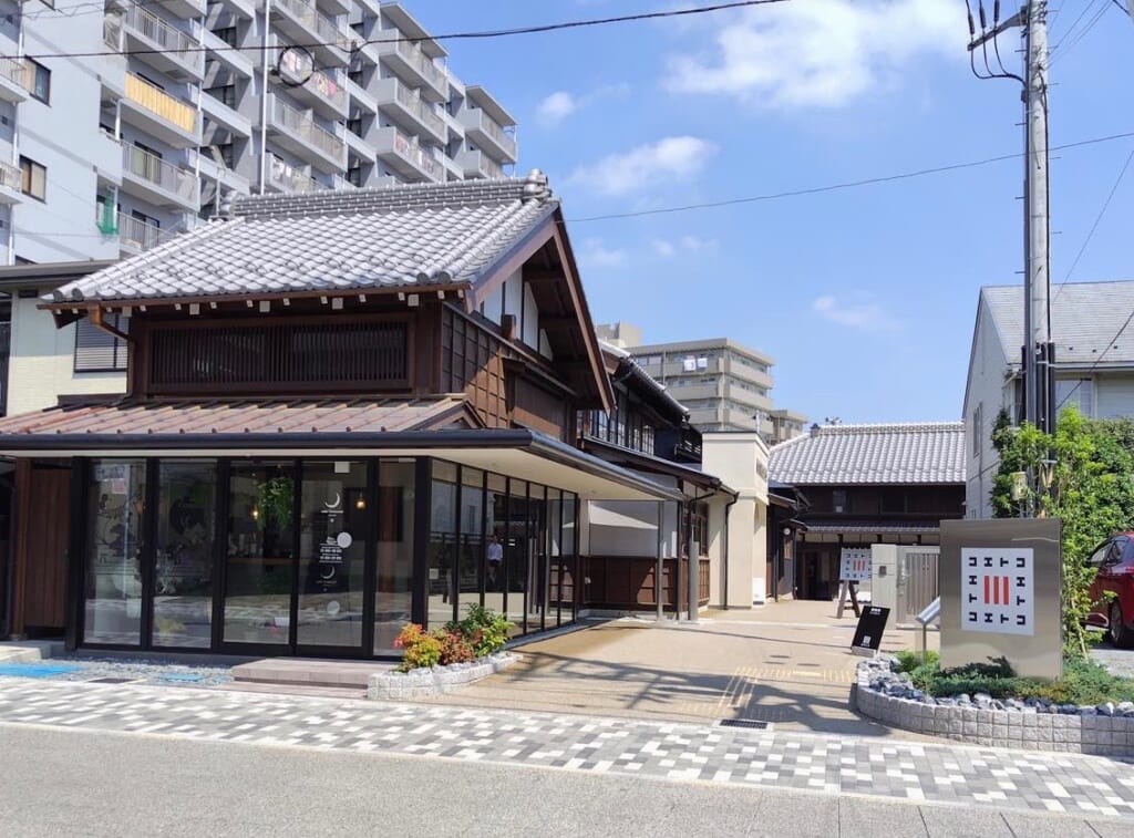 前面道路から見た施設。 右側通路奥にある旧川越織物市場と道路際に新築した交流機能施設およびその奥の旧栄養食配給所