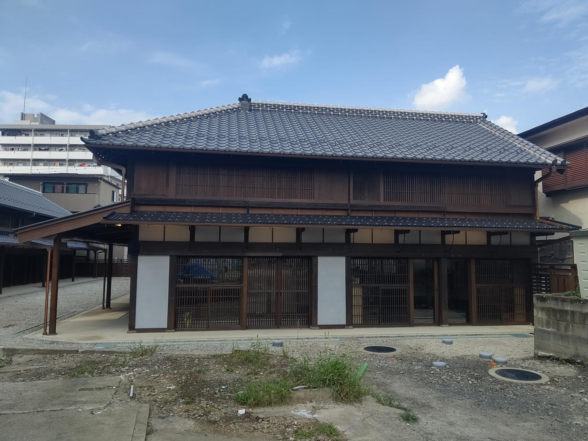 旧織物市場東棟の南面。左が受付の入口