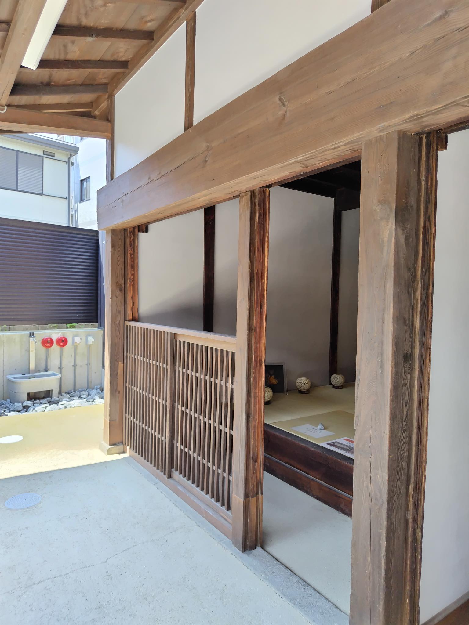 西棟南側の復原展示室の正面