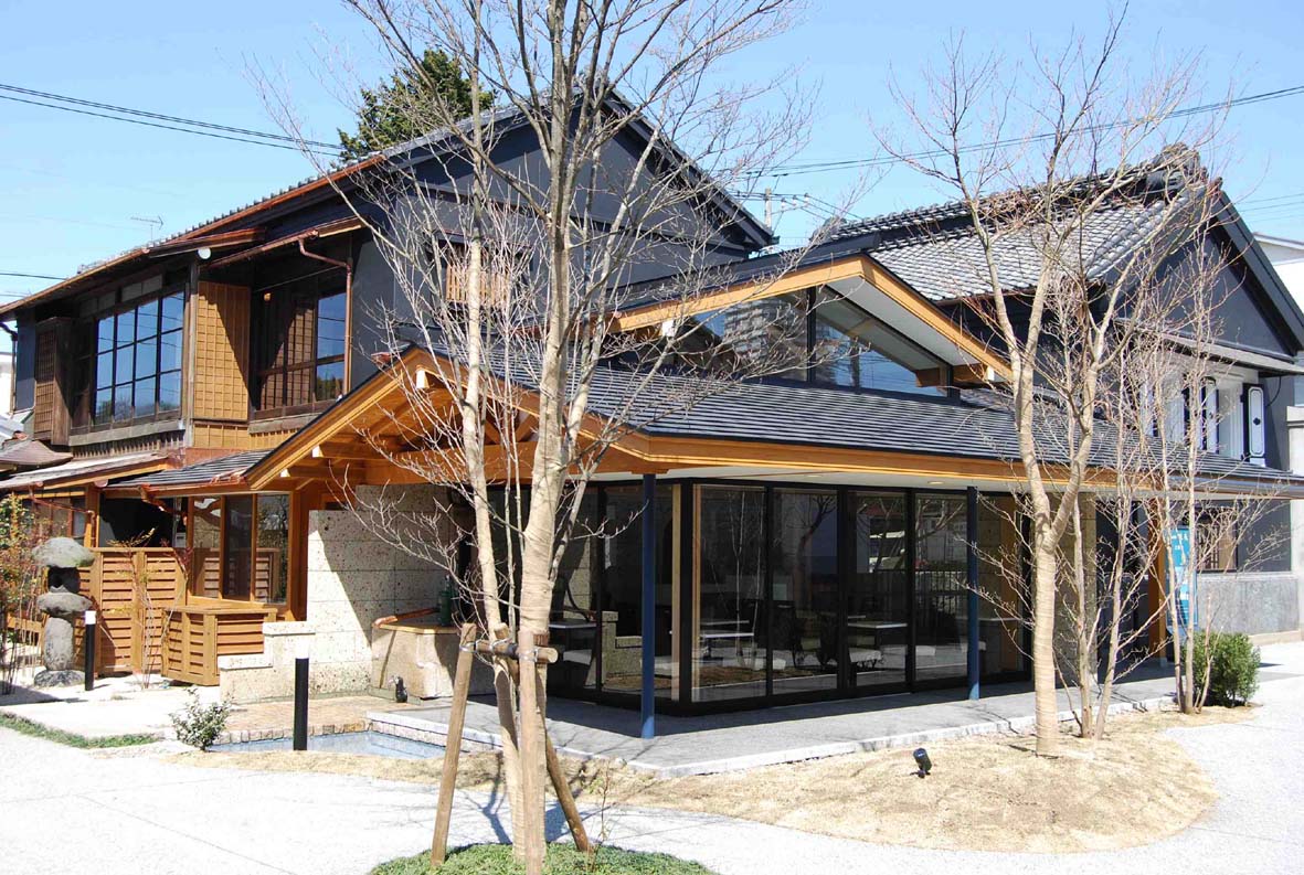 主屋（左側　飲食施設、貸し室等）と店蔵（物販施設）外観
