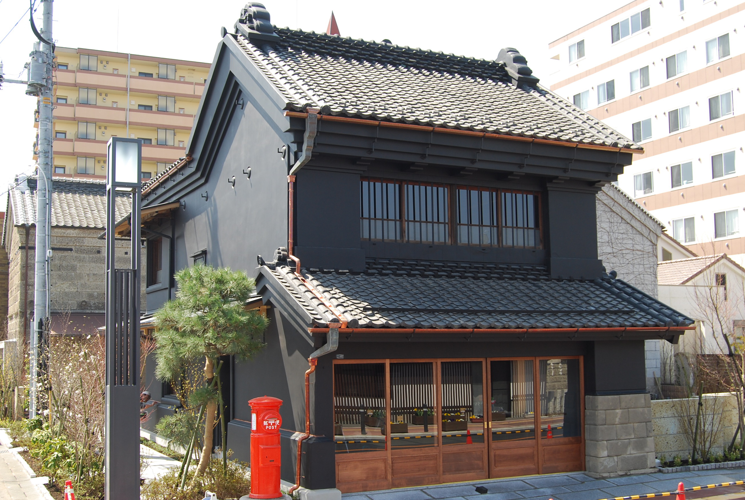 古河市の旧富岡蔵は、明治39年に建てられた土蔵造りの見世で、道路拡幅に伴い、富岡氏が市有地まで曳家して古河市に寄贈されました。