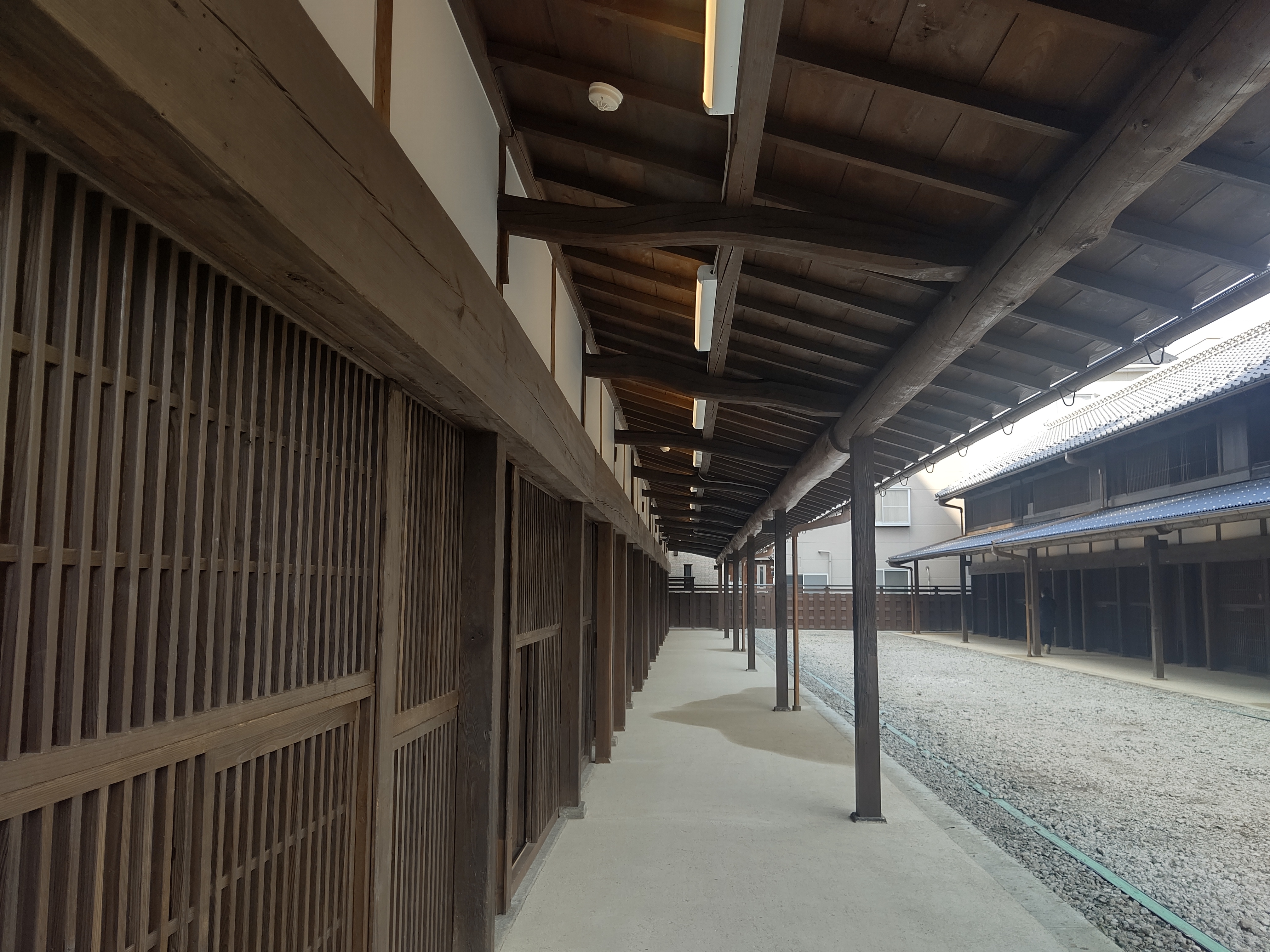 旧織物市場の正面の土庇