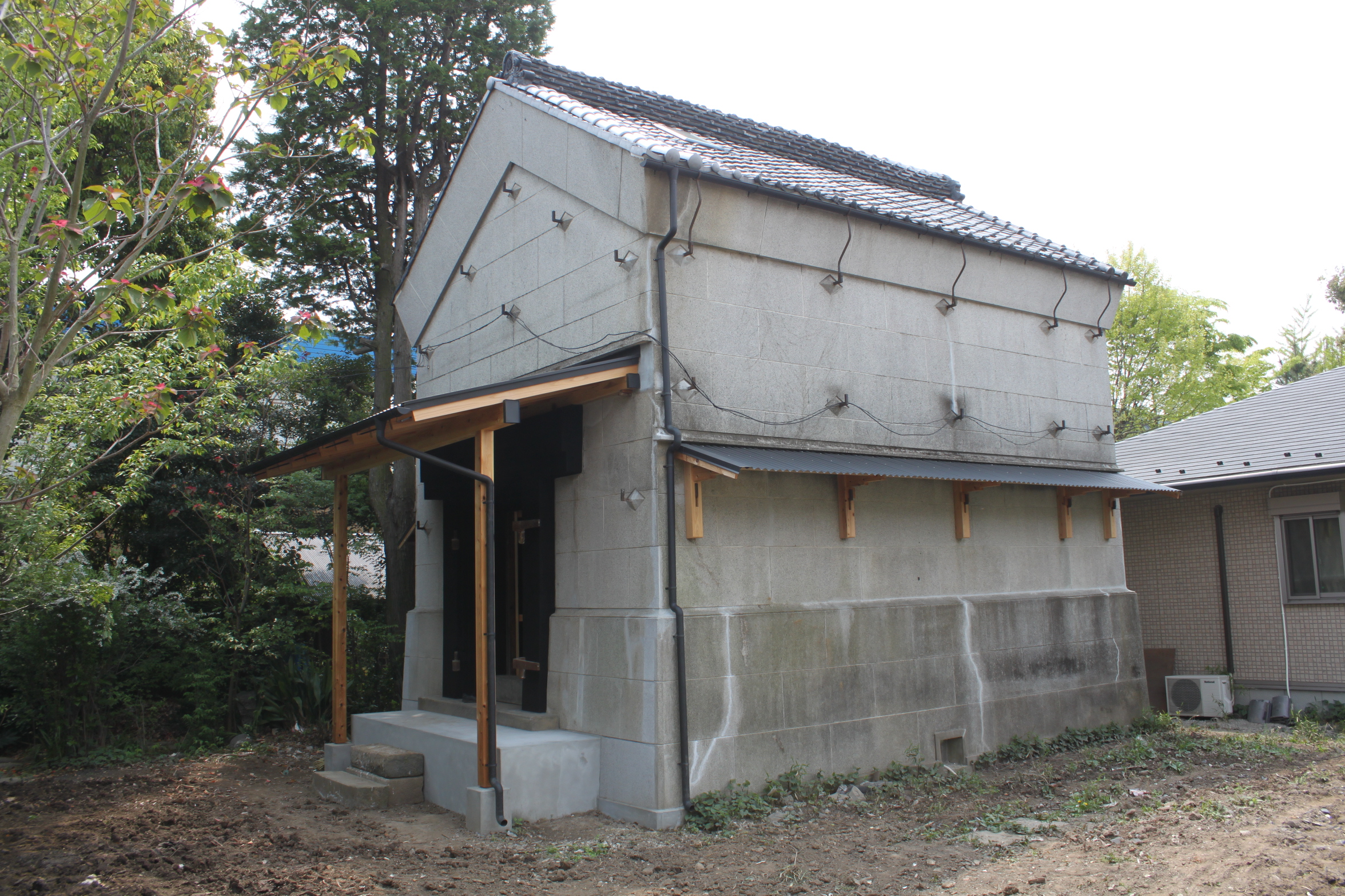 草加のY家土蔵は、旧日光街道に面した敷地に建つ見世、主屋の裏手に文庫蔵として建てられた建物です。