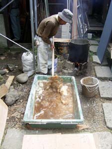 伝統工法による漆喰作り