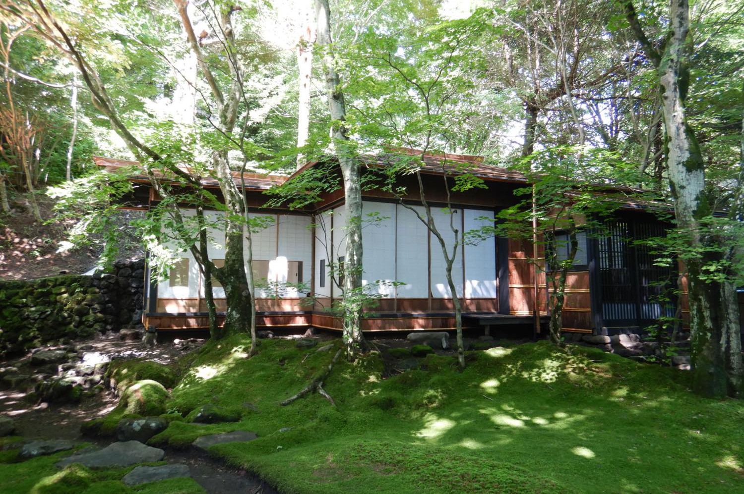 小高い場所に建っている離れ