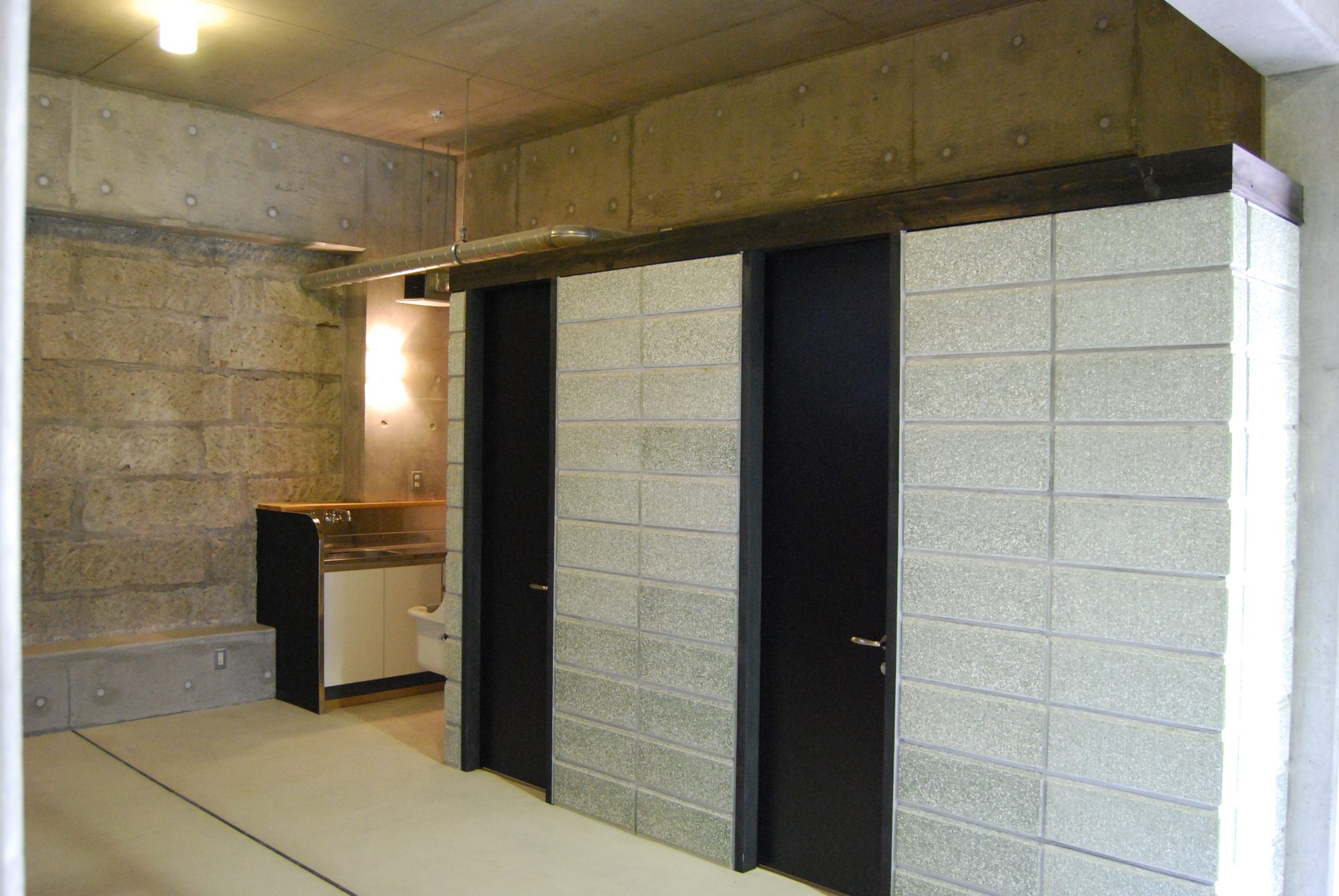 活用のために新設したトイレと流し台