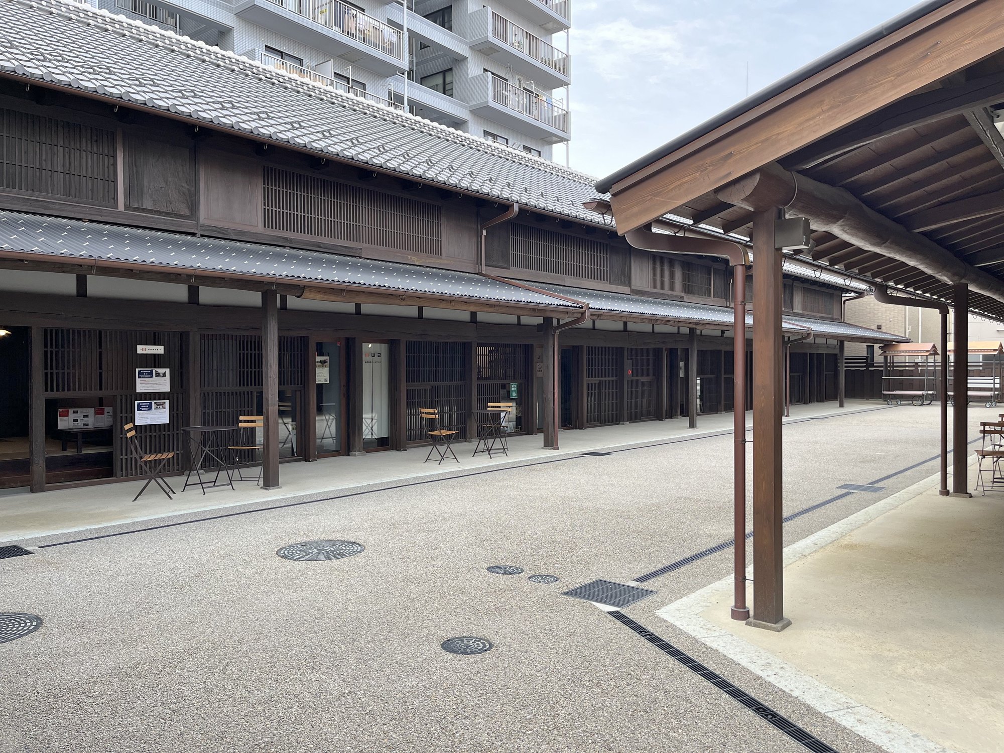 広場越しに望む旧川越織物市場の西棟