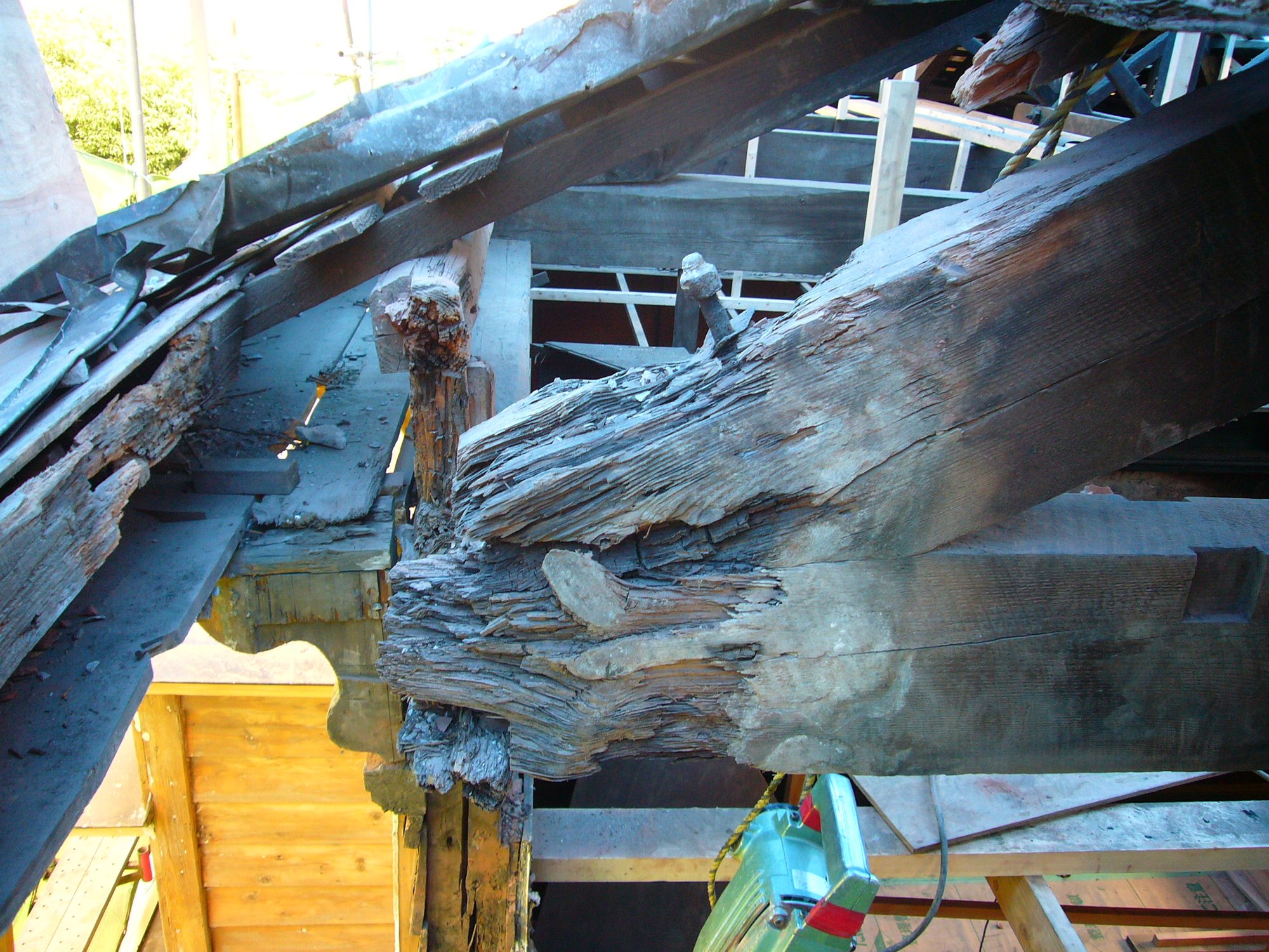 損傷していた小屋のトラスの端部