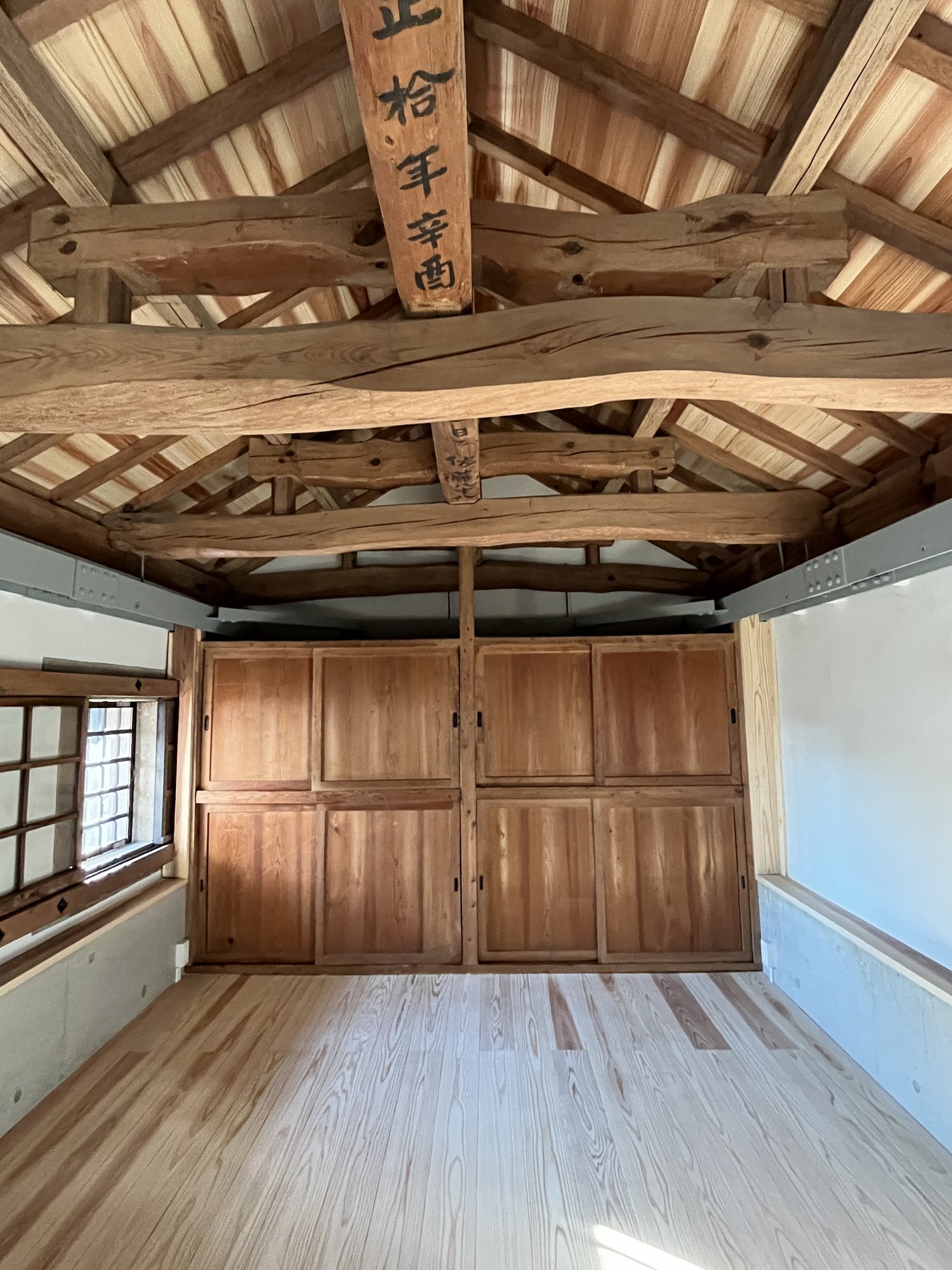 耐震補強した2階の床・腰壁と小屋組