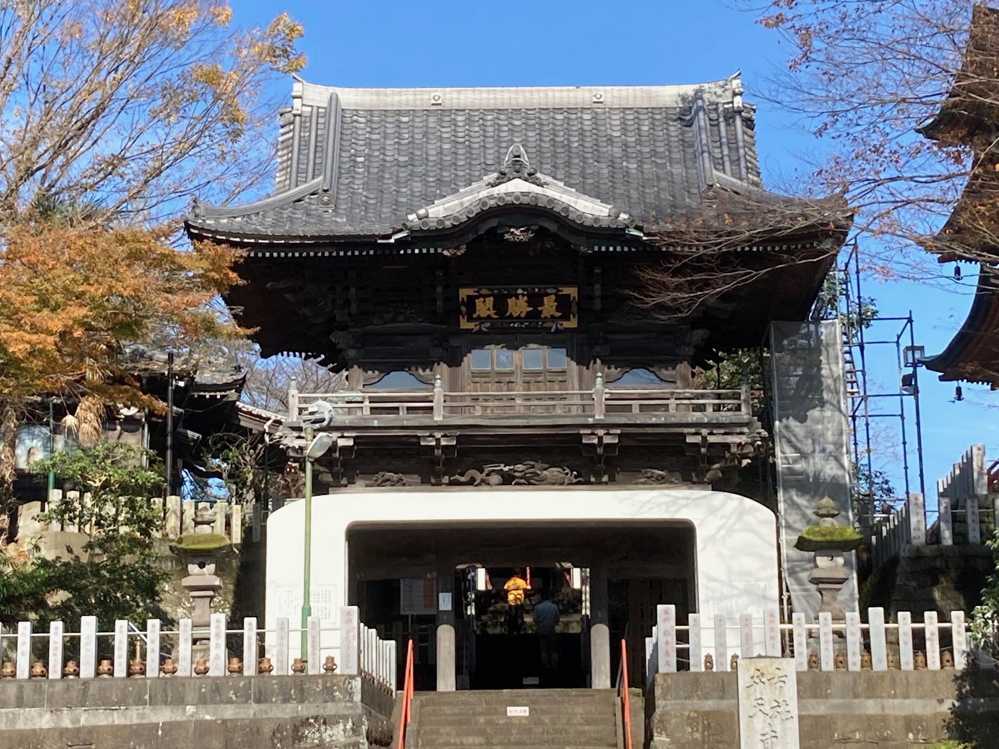 石段の途中に立つ楼門