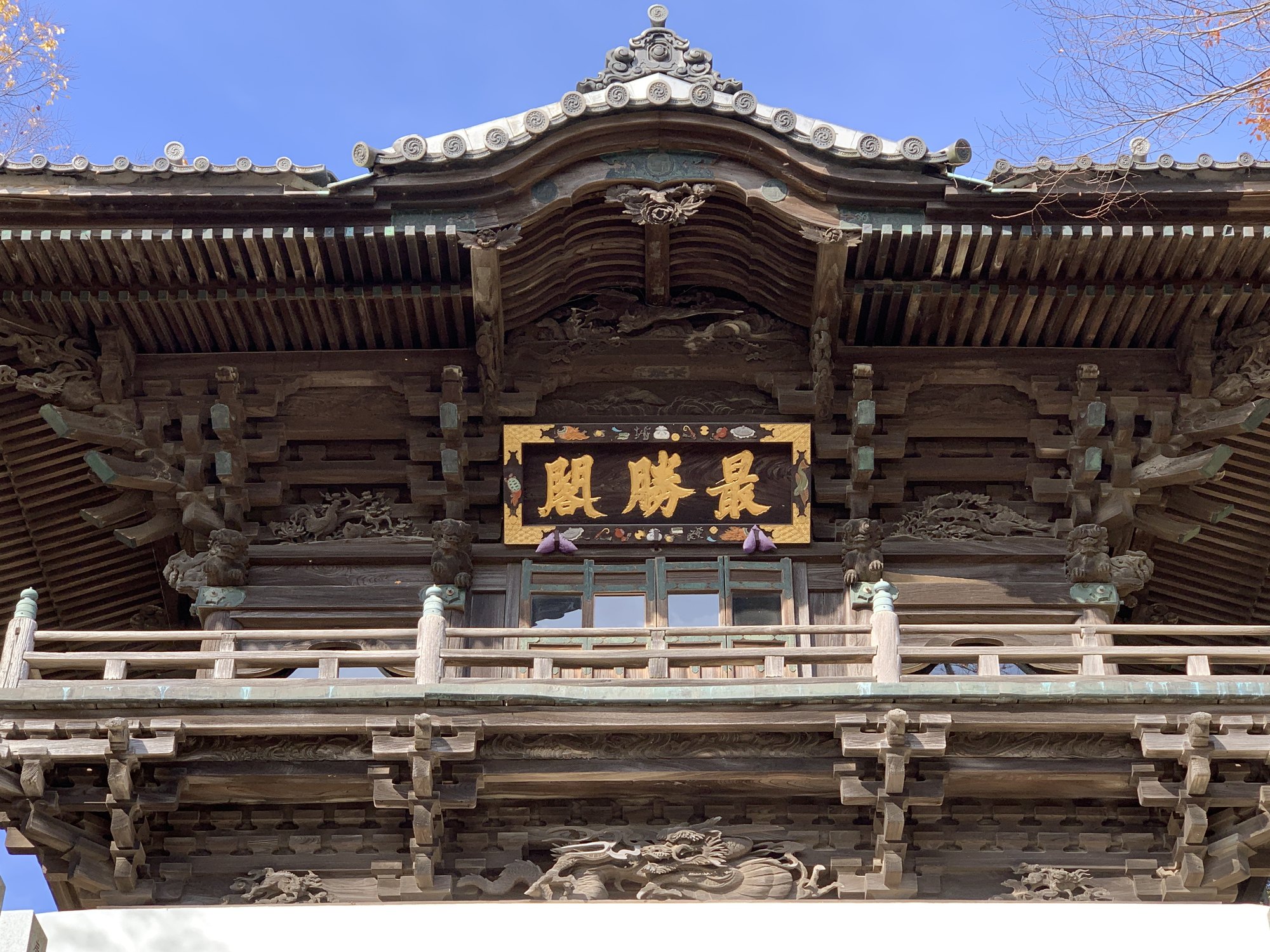 楼門2階の欄干と軒裏の装飾