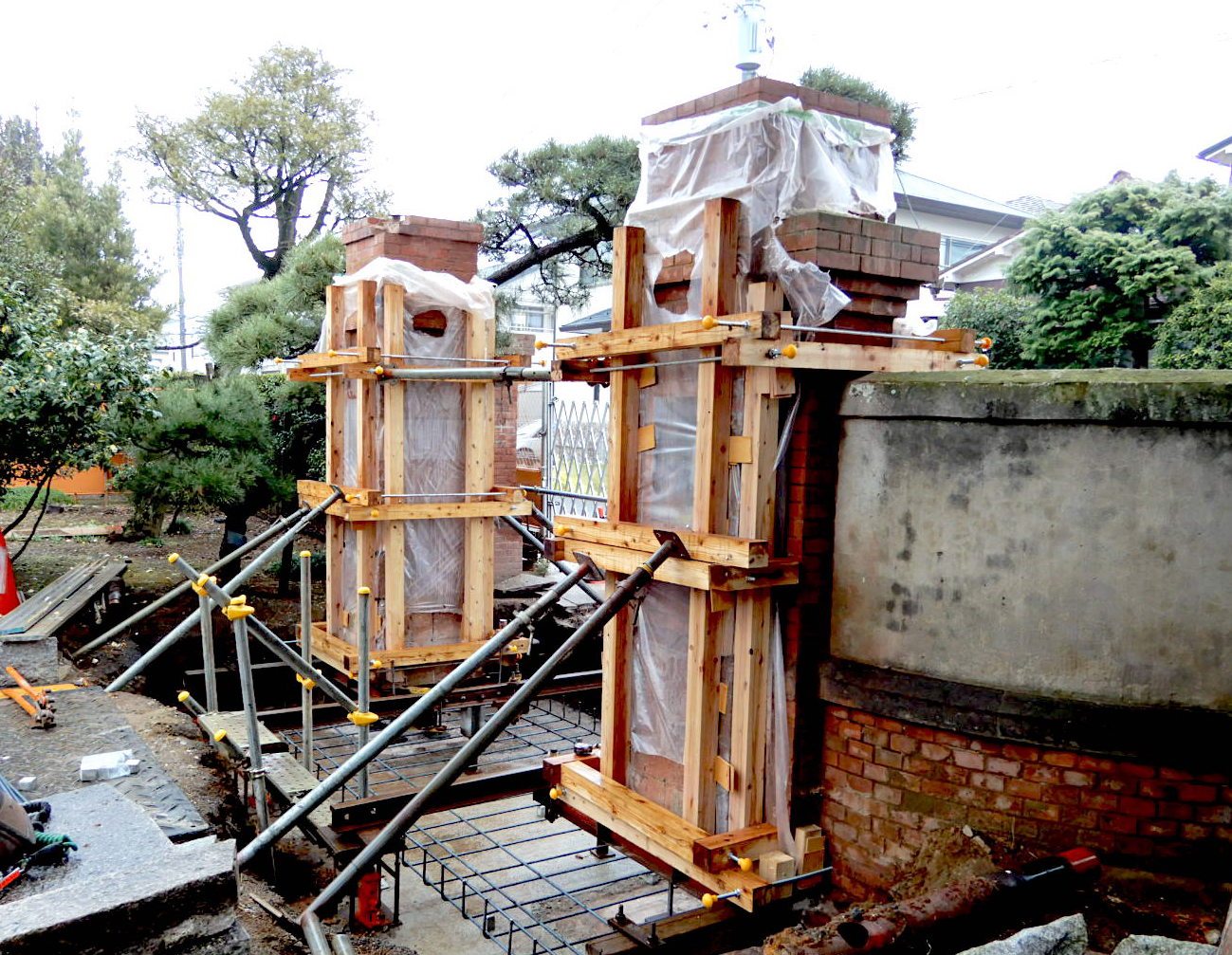門柱2本が浮いた状態（袖壁は現状のまま）