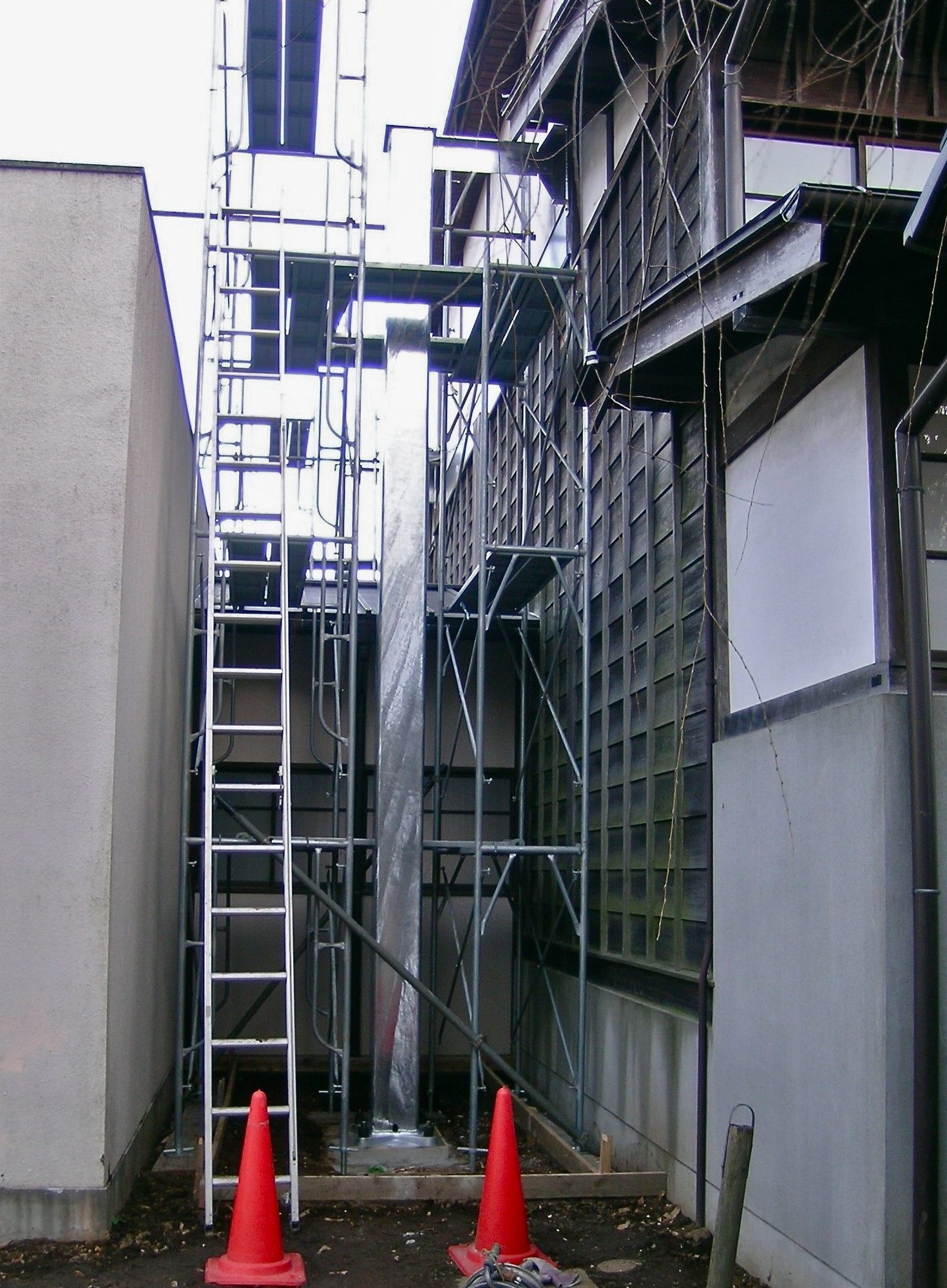 外部に立てて建物と緊結した鉄骨柱