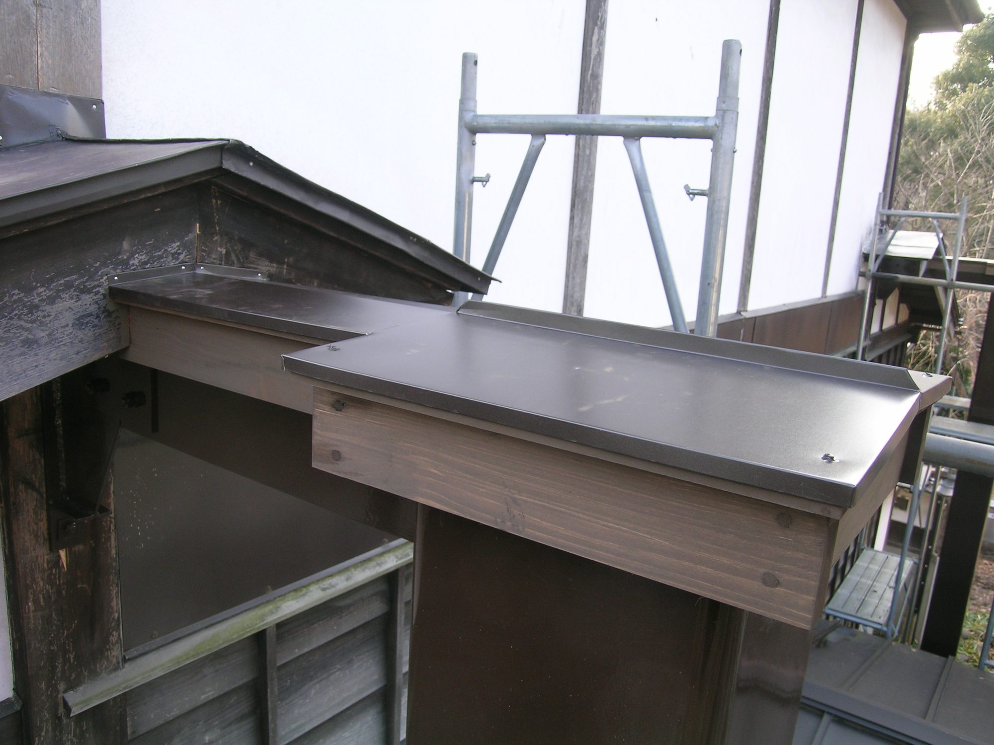 鉄骨柱の上部と腕木に設けた木造の小屋根（意匠への配慮）