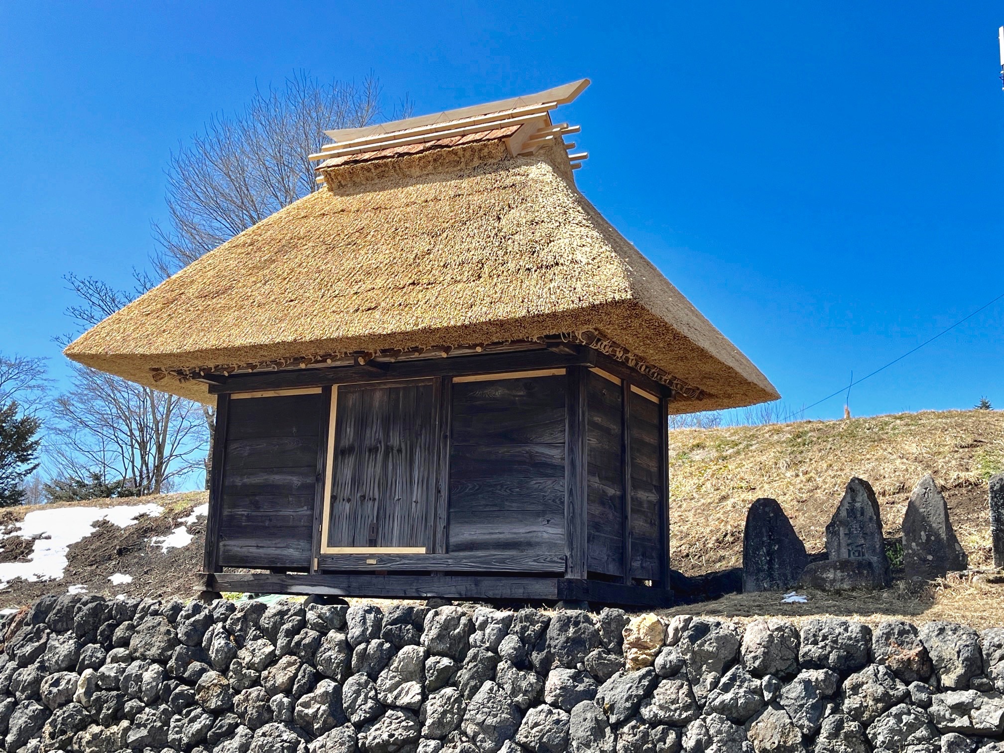 軽井沢町塩沢区に茅葺の郷倉が残されています。郷倉は地区の穀物を貯蔵し管理するための建物で全国にみられます。