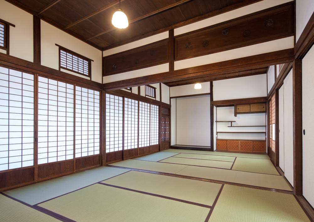座敷棟内部。柱には栂（ツガ）材が使われている。