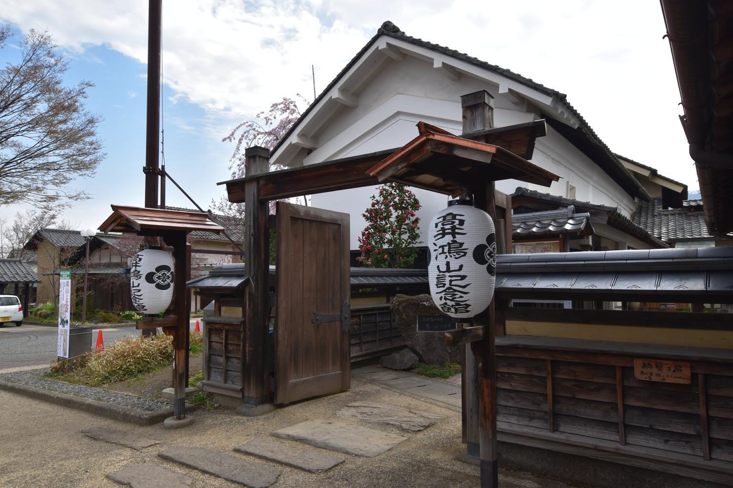 西入口から見る土蔵