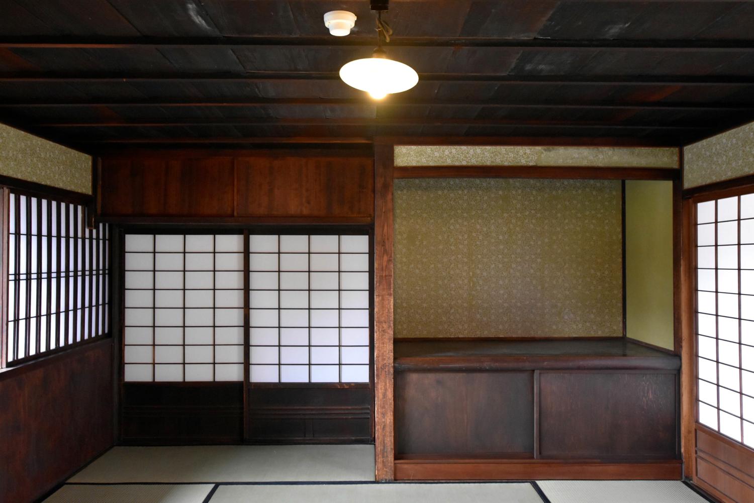 翛然楼１階茶の間。床の間の地袋は髙井鴻山の時代に復原された。