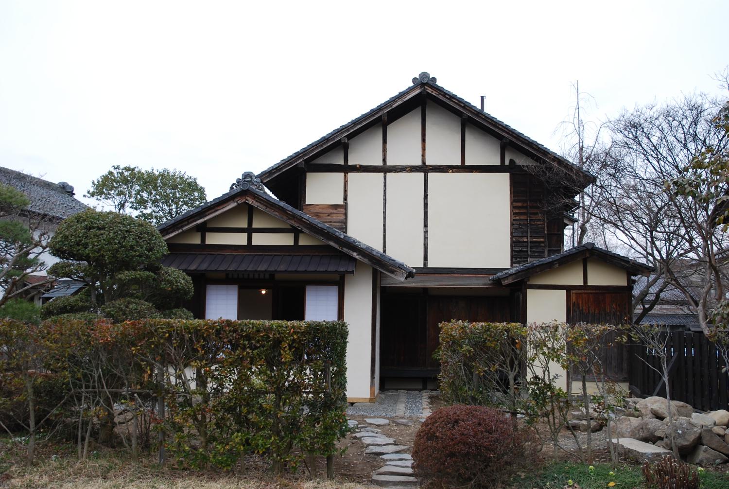 左手平屋が曳家され元の位置に戻した書斎