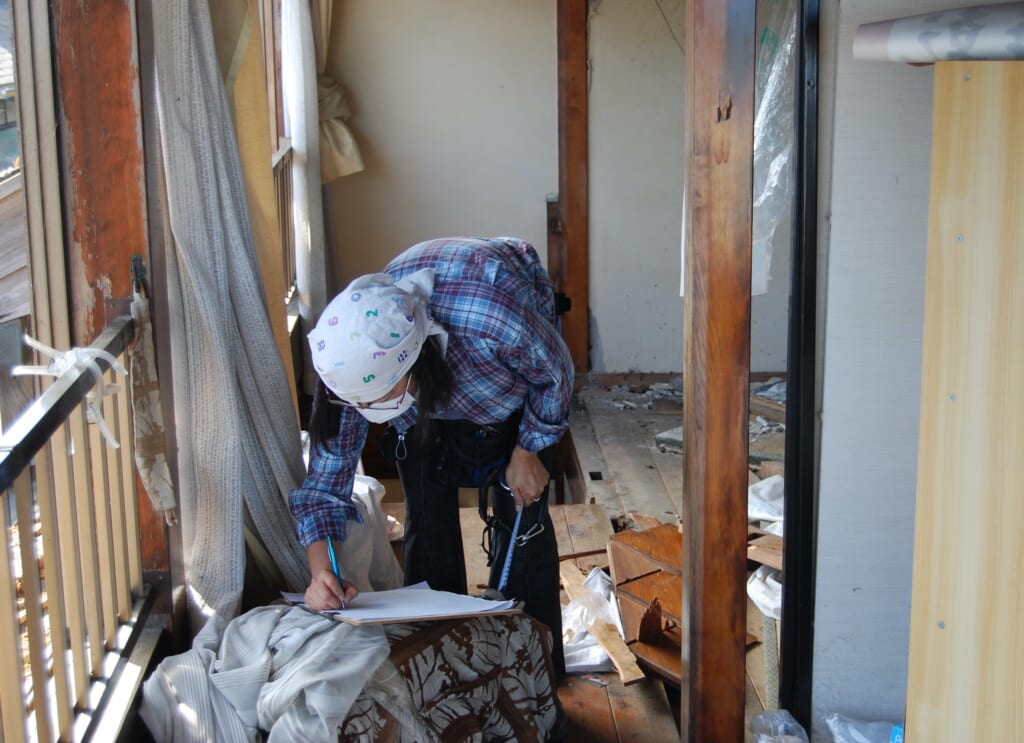 地震で家具などが散乱したままの2階